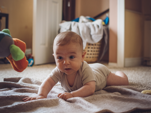 Baby Entwicklung: Was dein Kind im ersten Jahr wirklich können muss – und was nicht