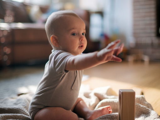 Baby-Entwicklung im ersten Jahr: Was dein Kind wann können sollte