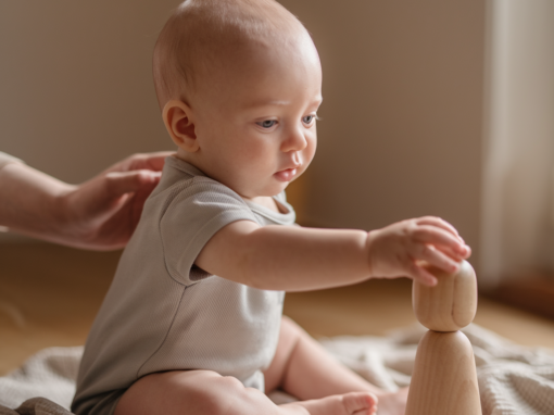 Baby-Entwicklung im ersten Jahr: Was dein Kind wirklich können muss – und was nicht
