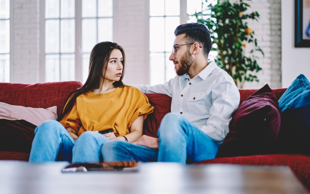 Ungeplant schwanger: So sagst du es deinem Freund trotz Angst
