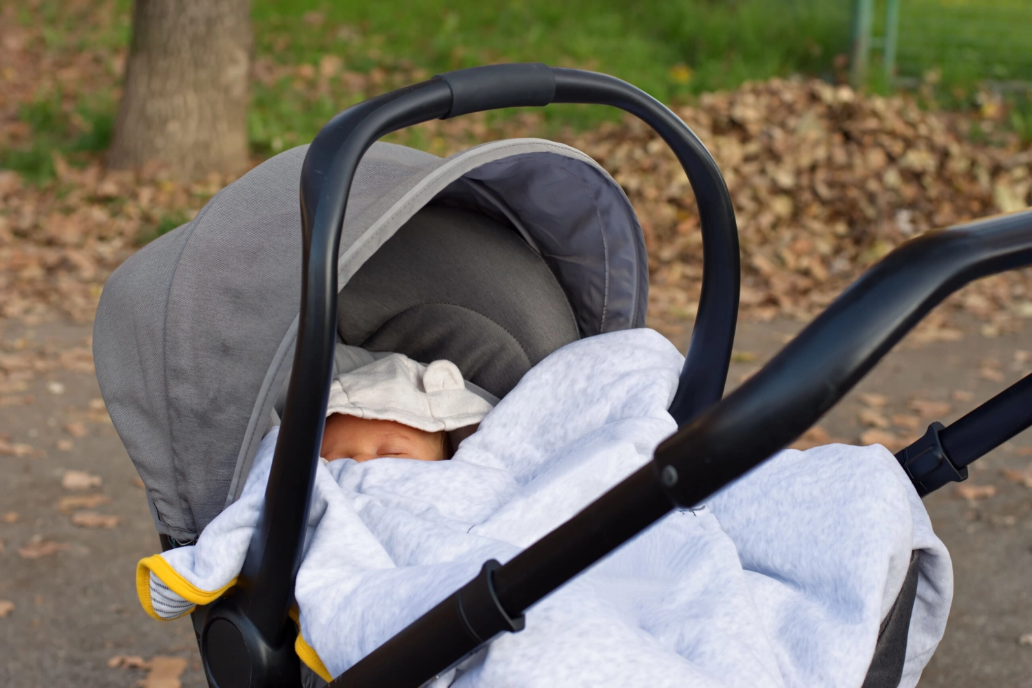 Vom Kinderwagen ins Bett: Sanfte Wege für kleine Bewegungshungrige