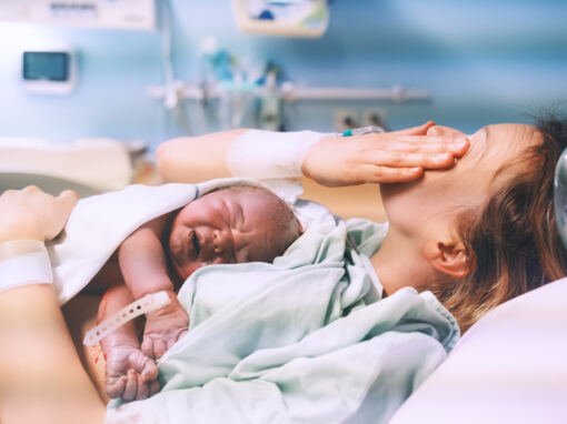 Nach der Geburt: Was dich in den ersten Stunden und Tagen wirklich erwartet