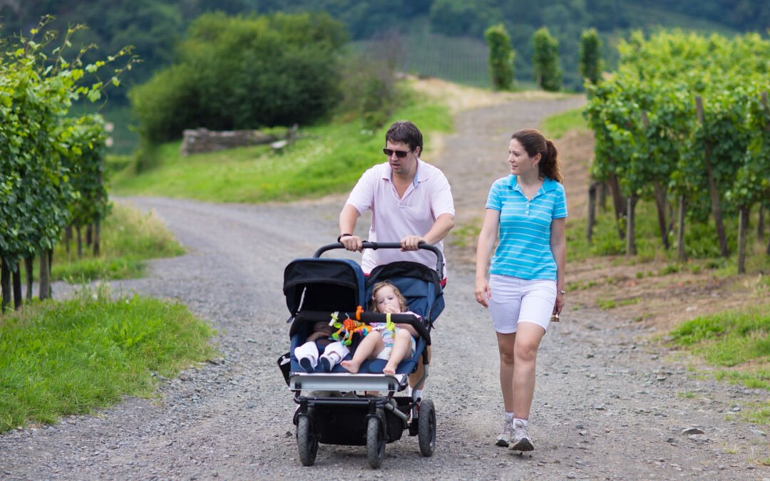 Geschwisterwagen oder Mitfahrbrett? Lösungen für Baby und 2-Jähriges
