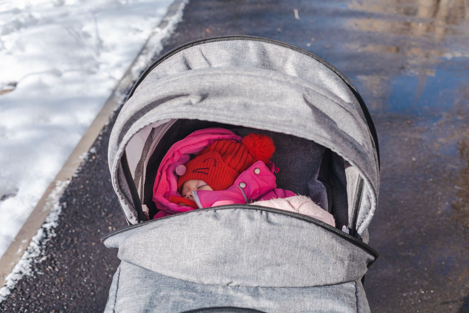 Baby anziehen im Winter: So bleibt es im Kinderwagen kuschelig warm