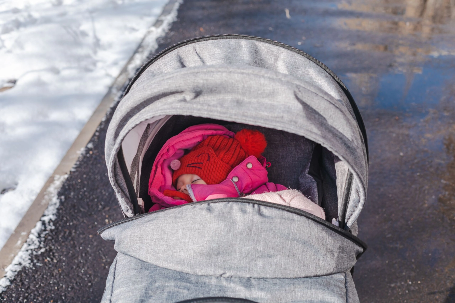 Baby anziehen im Winter: So bleibt es im Kinderwagen kuschelig warm