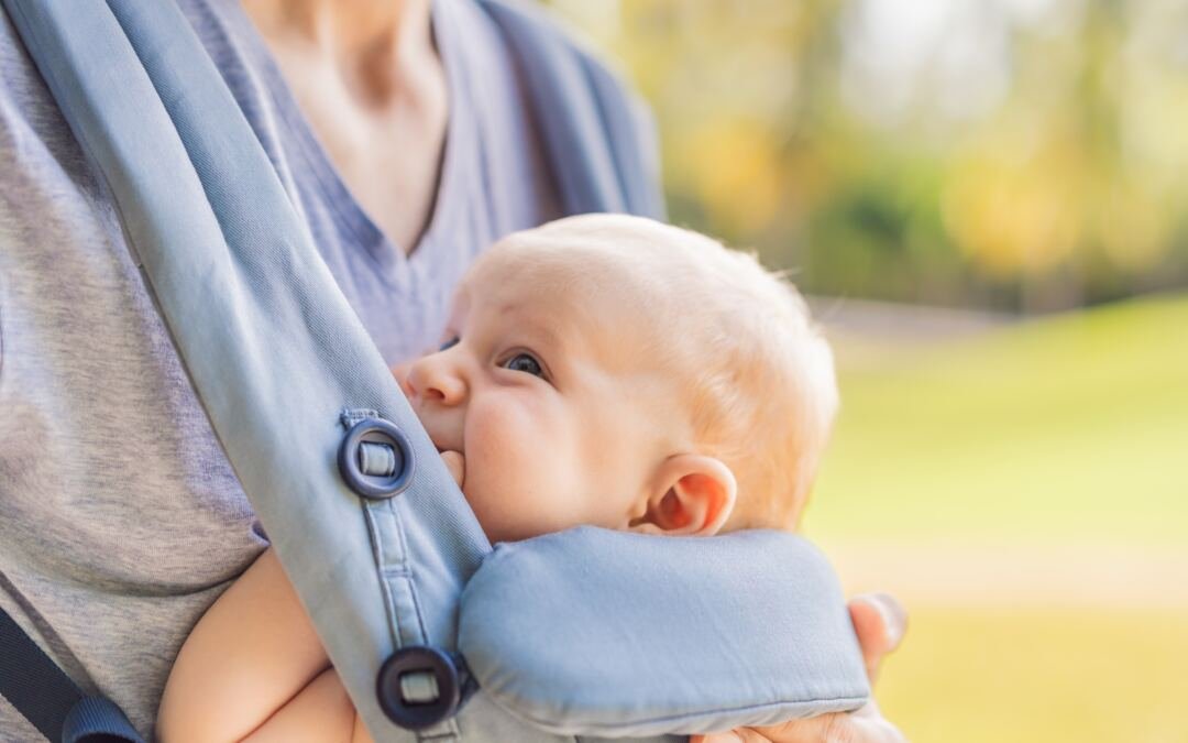Babytragen ergonomisch: Warum die richtige Tragehilfe deinem Baby und deinem Rücken guttut