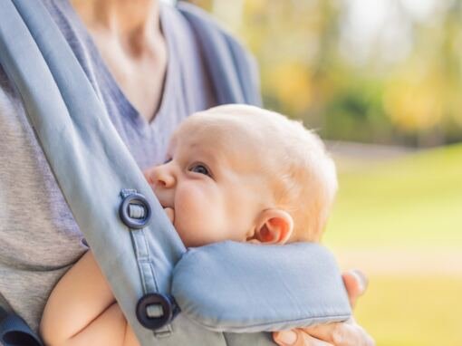 Babytragen ergonomisch: Warum die richtige Tragehilfe deinem Baby und deinem Rücken guttut