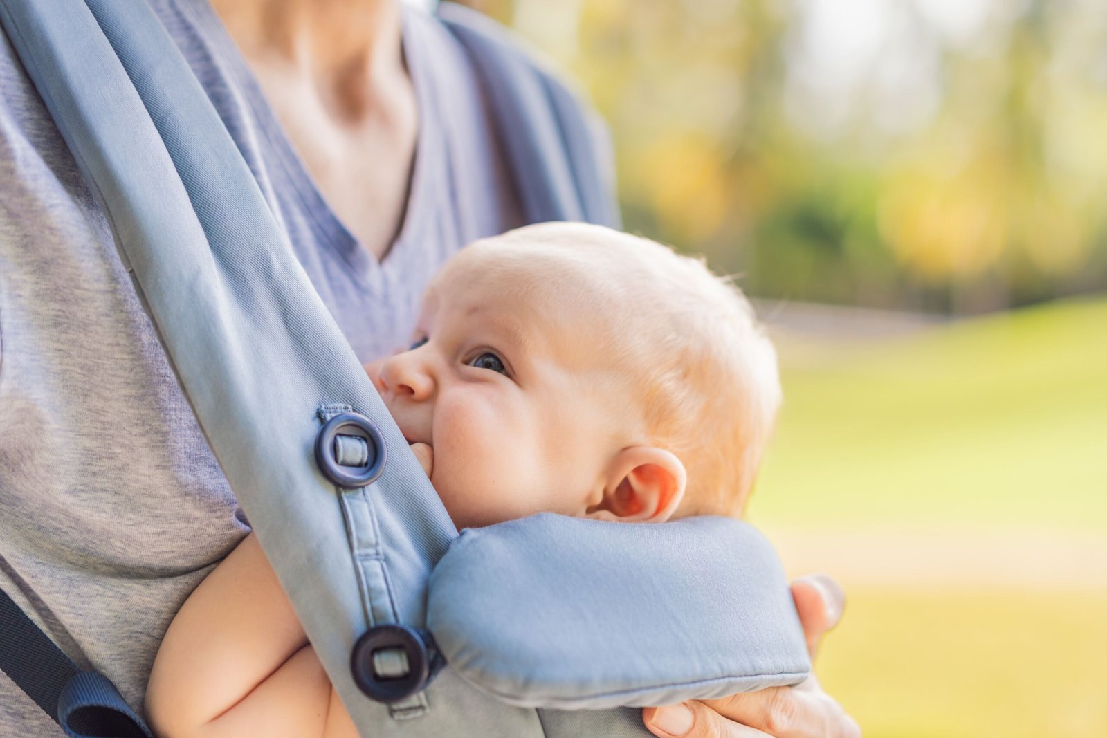 Babytragen ergonomisch: Warum die richtige Tragehilfe deinem Baby und deinem Rücken guttut
